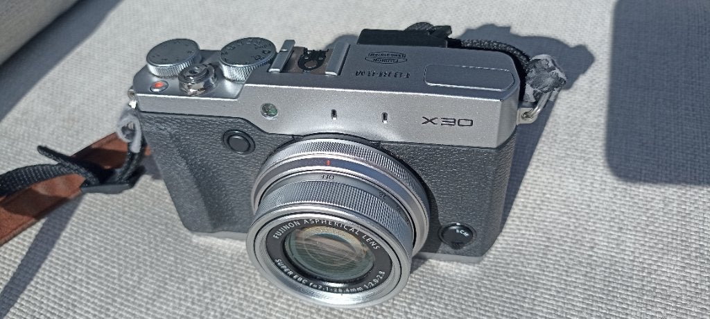 Fujifilm x30, TV, Hi-fi & Vidéo, Écran inclinable/pivotant, Enlèvement ou Envoi, 12 mégapixels, 4 à 7 fois