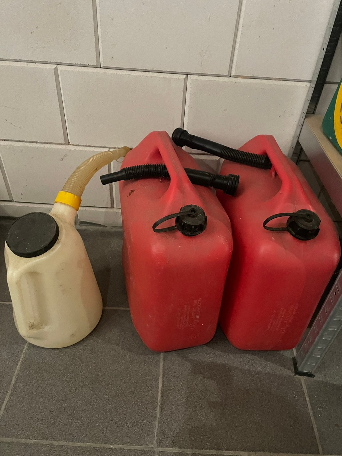 Jerrycans, Ophalen, Gebruikt