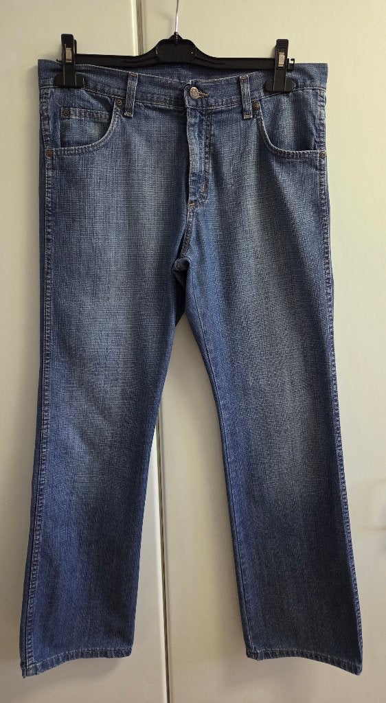 Blauw jeansbroek straight fit van Wrangler, 31-30, Ophalen of Verzenden, Zo goed als nieuw, Blauw