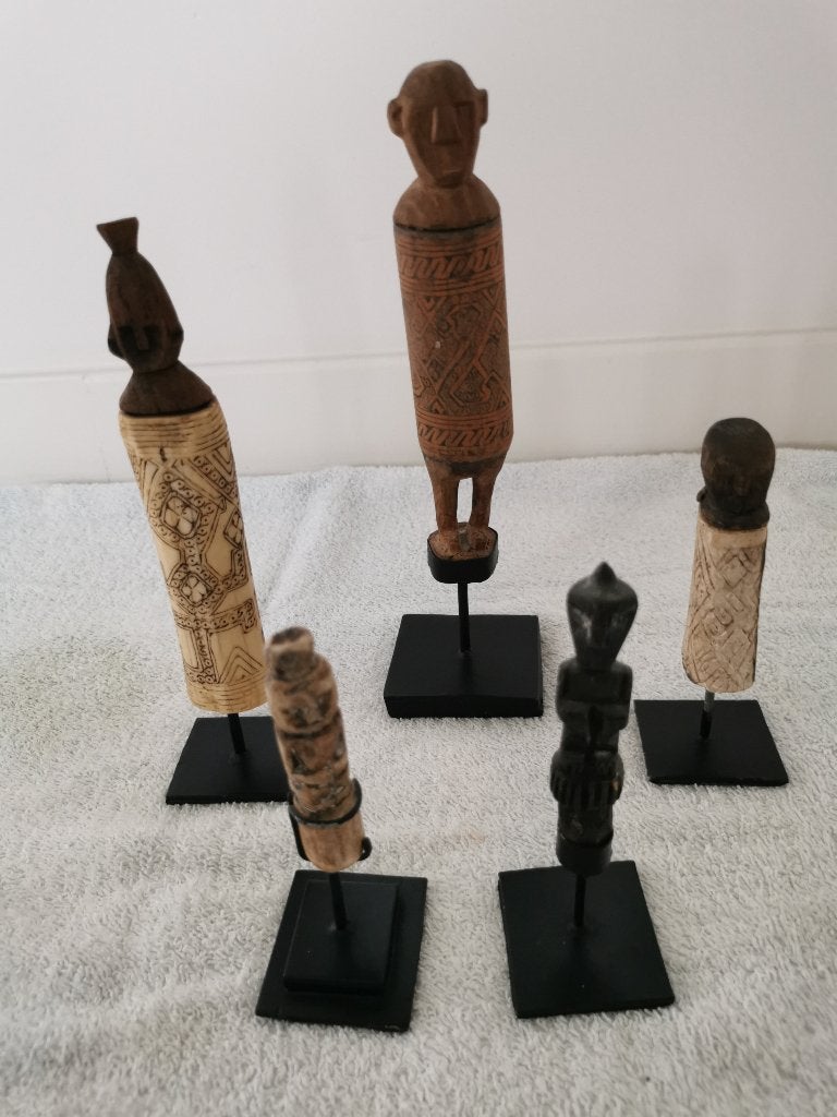 Indonesische pillenkokers en talismannen, Ophalen