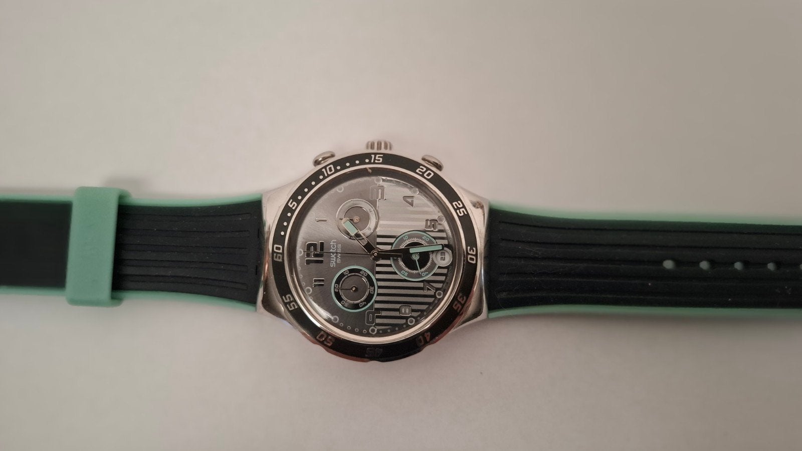 Swatch Irony Chrono – Show Up (YCS524) en bonne état, Bijoux, Sacs & Beauté, Enlèvement ou Envoi, Swatch