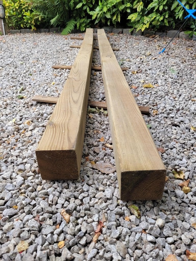 Nieuwe houten palen in rode Noorse Grenen (Den) 2 stuks, Jardin & Terrasse, Poteaux, Poutres & Planches, Neuf, Poteaux, 250 cm ou plus