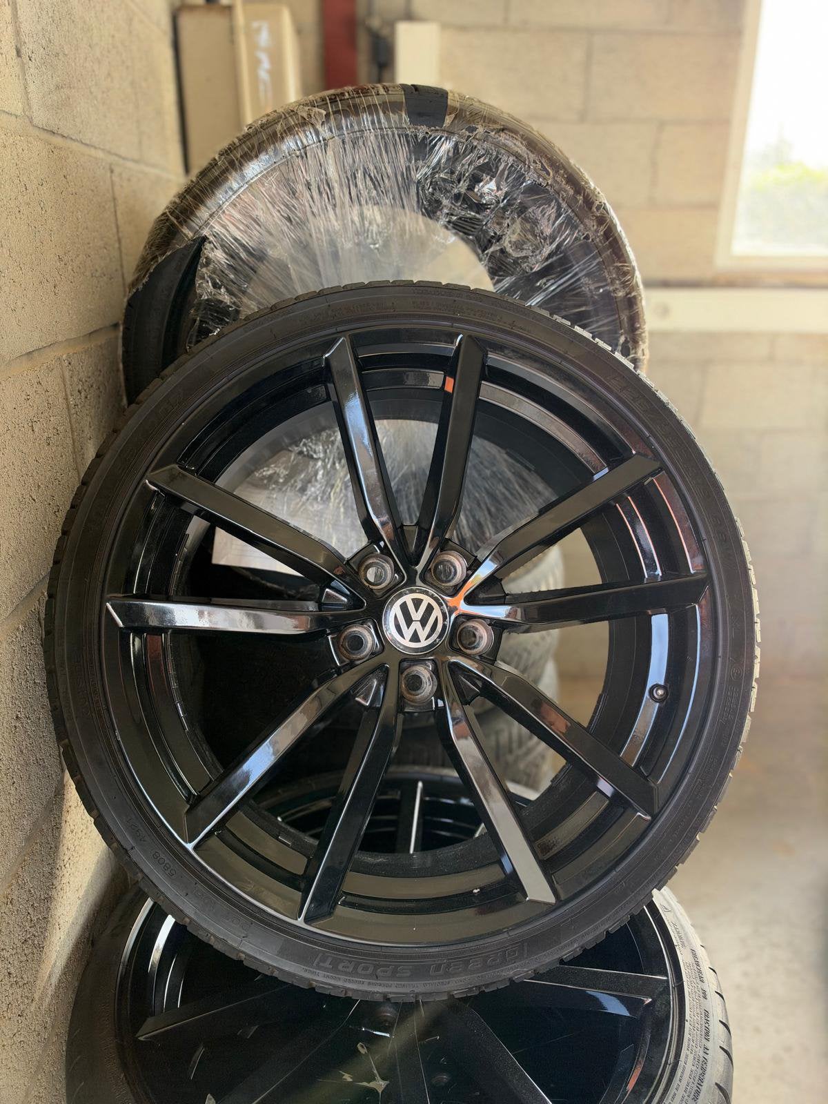 VW Pretoria Style zwarte velgen 225/35 R19, Véhicule de tourisme, Pneus été, Utilisé, Jante(s)