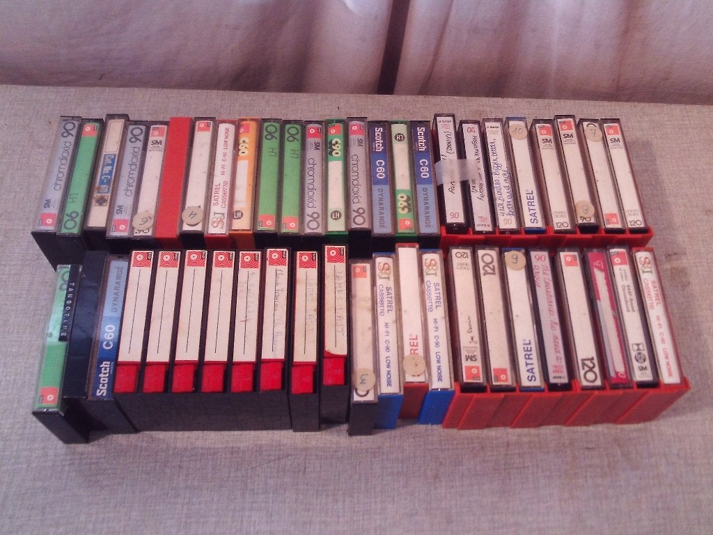 48 cassettes rétro prélues, CD & DVD, Enlèvement ou Envoi, 26 cassettes audio ou plus, Pré-enregistrées, Avec boîte de rangement, étagère ou coffret