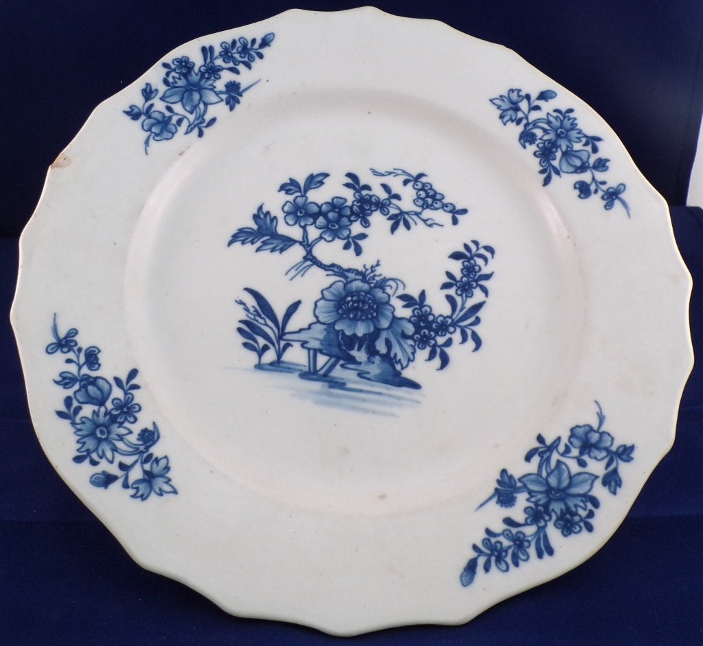 Rond bord uit Doorniks porselein uit zachte keramiek, Antiek en Kunst, Antiek | Servies los, Ophalen of Verzenden