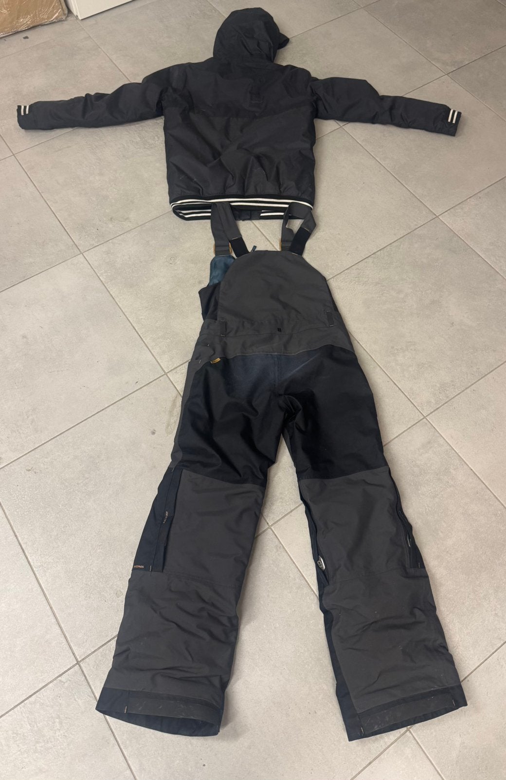 Ski of snowboard pak kind te koop, Sport en Fitness, Ophalen, Gebruikt, Kleding