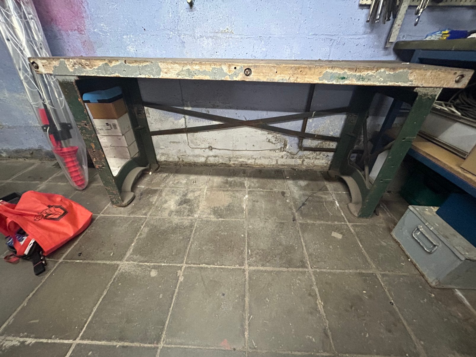 Établi avec pieds en fonte, Enlèvement, Utilisé, Moins de 70 cm