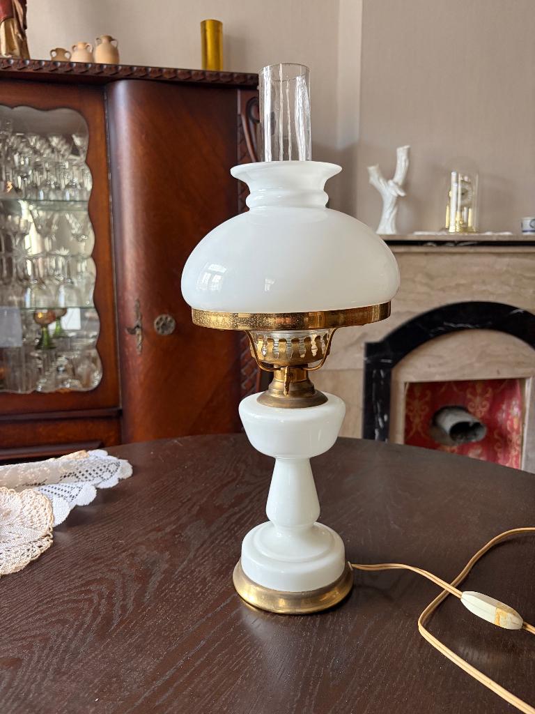 Vintage tafellamp uitgevoerd als elektrische petroleumlamp, Huis en Inrichting, Lampen | Tafellampen, Ophalen, Gebruikt, 50 tot 75 cm