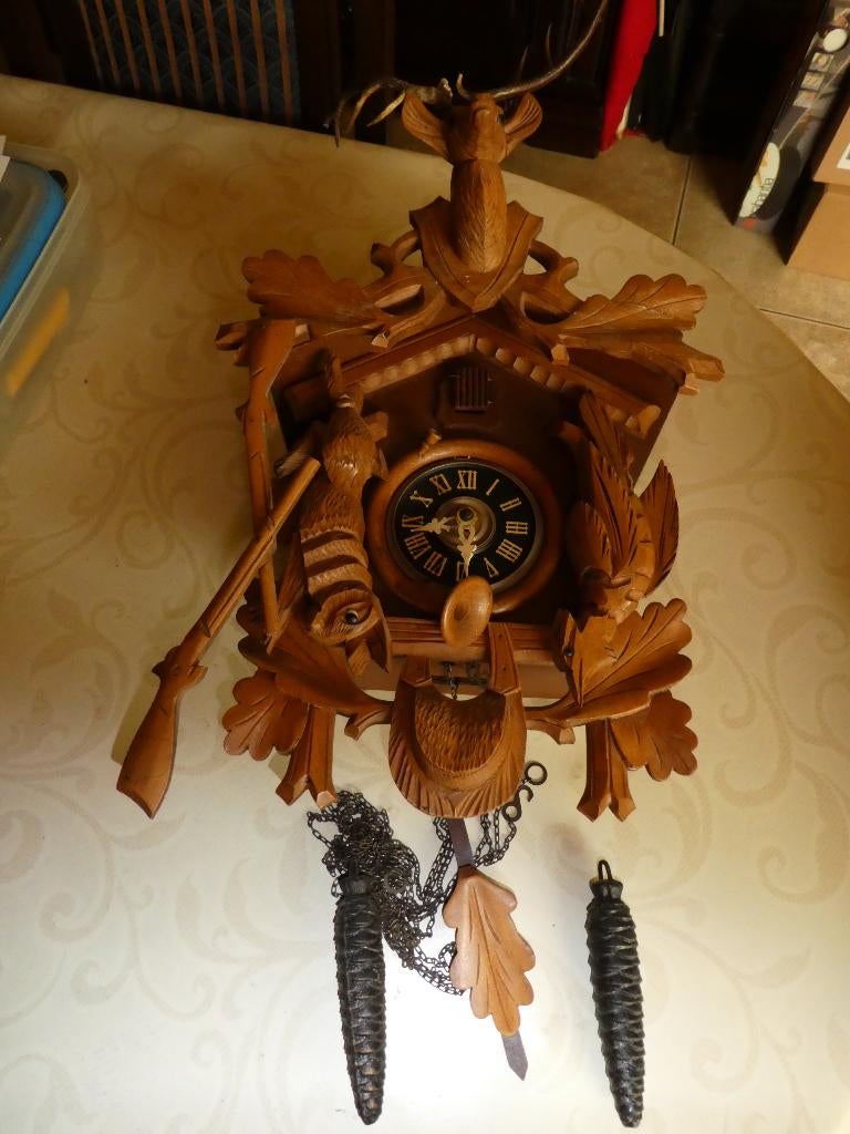 ancienne horloge à coucou de la Forêt-Noire, Enlèvement