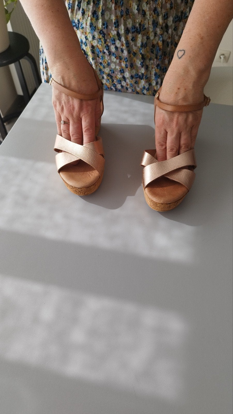 Sandales ouvertes en cuir, Enlèvement