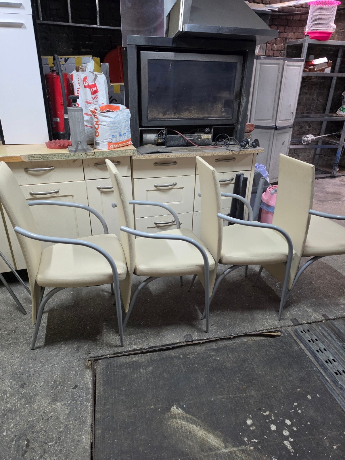 a vendre chaise et table 80e, Enlèvement, Autres couleurs, Quatre