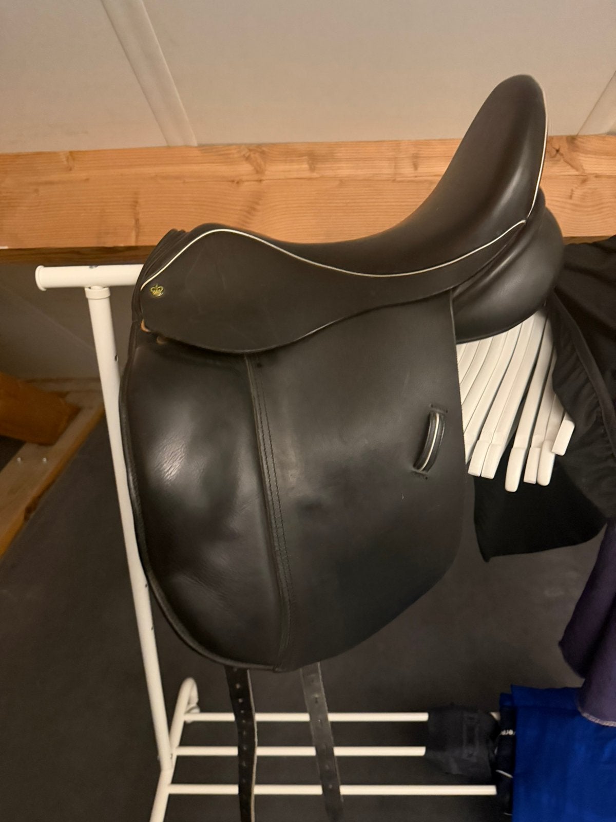 Crown dressuurzadel 17,5” MW – zwart, Animaux & Accessoires, Chevaux & Poneys | Selles, Enlèvement, Utilisé