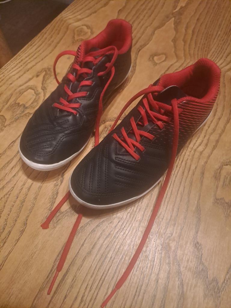 Voetbal schoenen met noppen maatje 34, Sport en Fitness, Voetbal, Ophalen of Verzenden, Schoenen