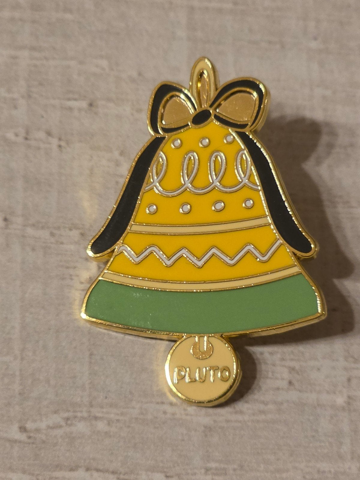 Broche Pluto Bell Loungefly, Collections, Disney, Enlèvement ou Envoi, Dingo ou Pluto, Comme neuf, Autres types