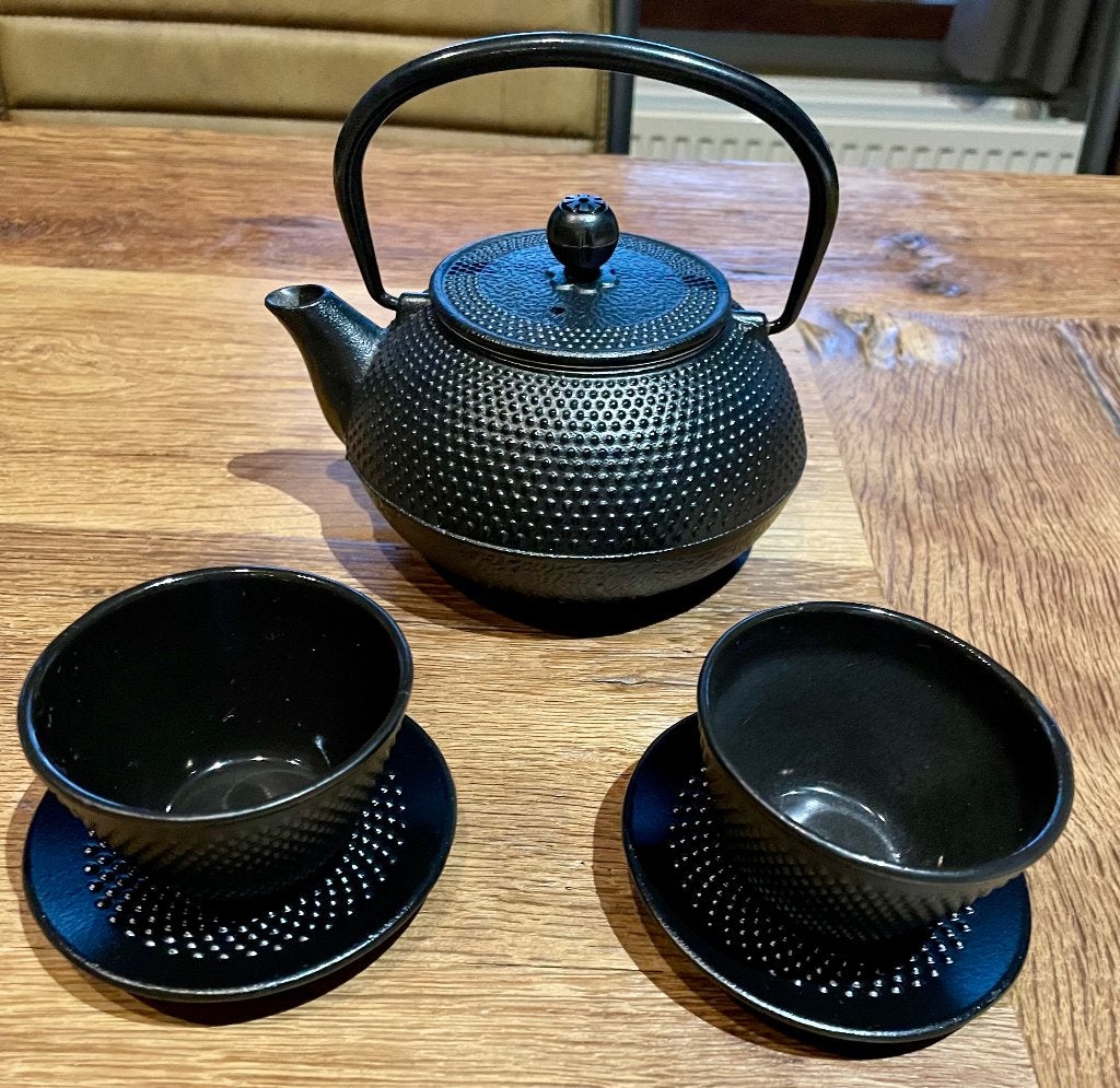 Gietijzeren theepot met 2 tasjes en ondertasjes, Enlèvement ou Envoi, Neuf