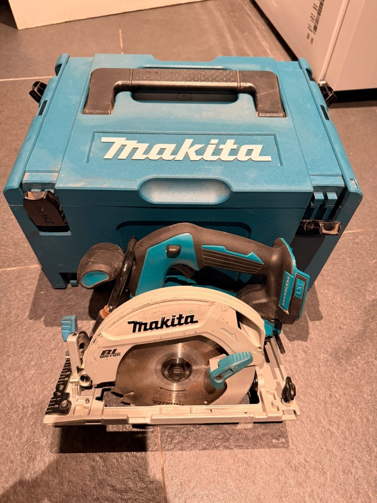 Makita DHS680 cirkelzaag, Doe-het-zelf en Bouw, Ophalen of Verzenden, Zo goed als nieuw, Cirkelzaag, Makita/bosch