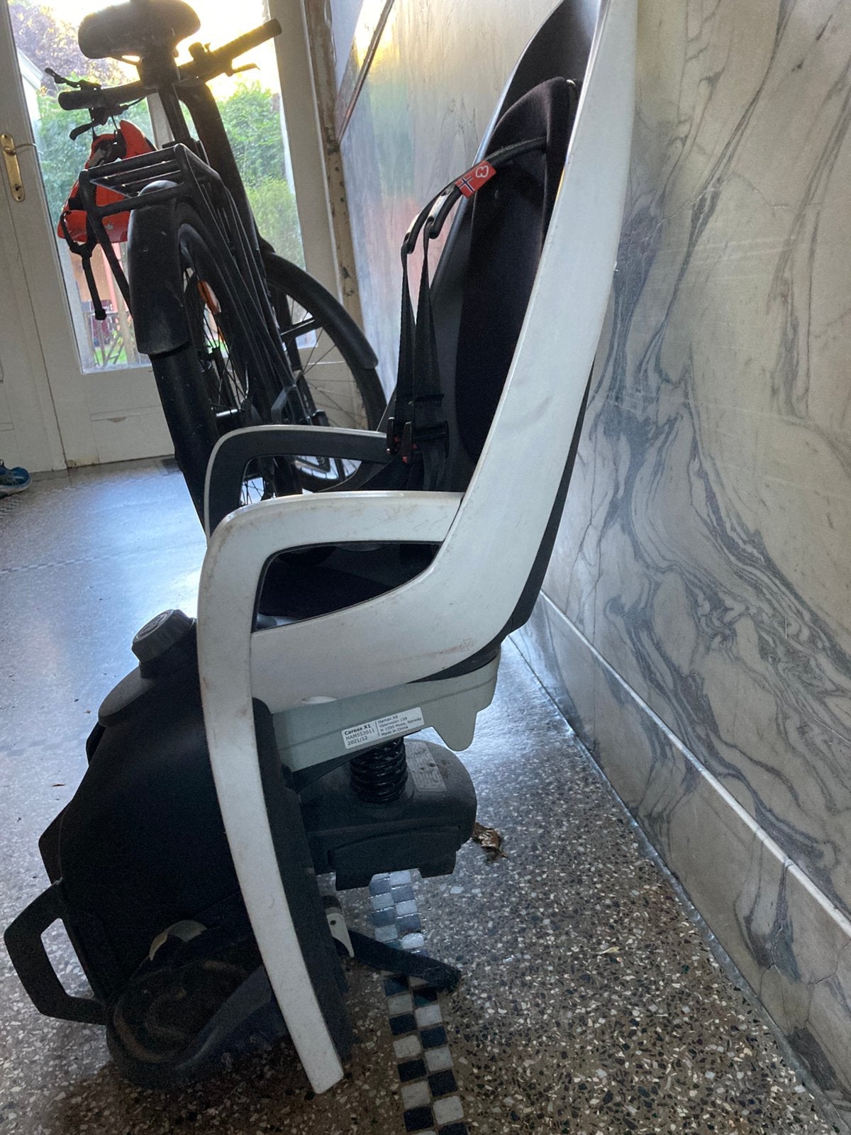 Siège vélo Hamax, Vélos & Vélomoteurs, Enlèvement, Utilisé, 15 à 25 kg, Repose-pieds
