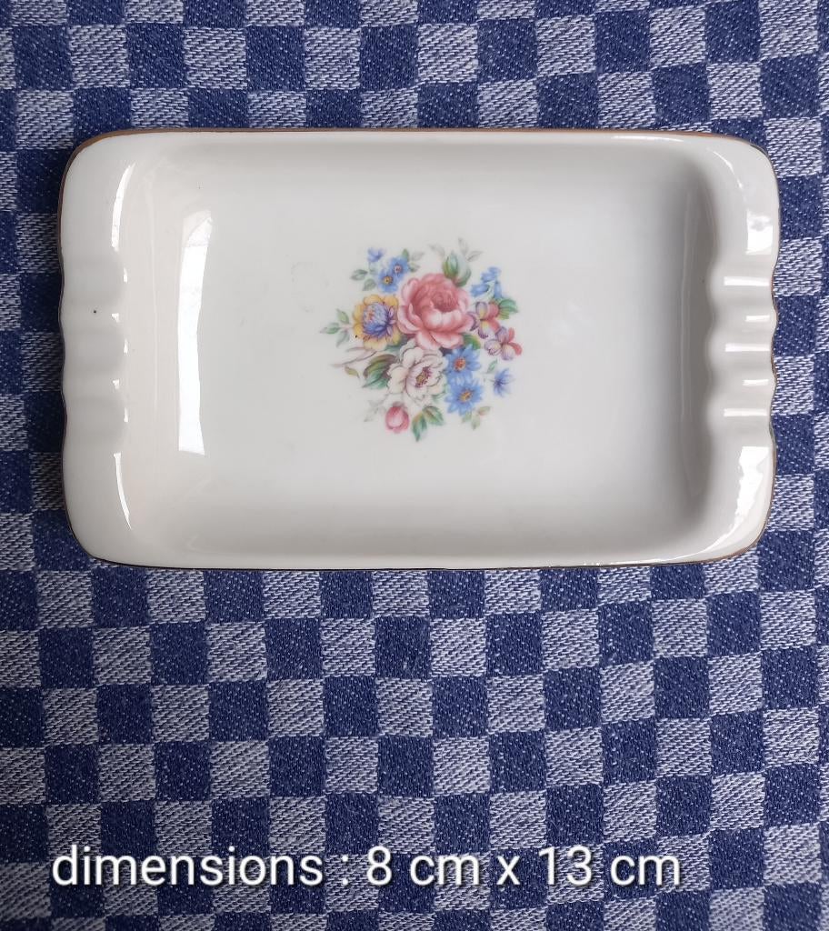 Petit plat en porcelaine Hollóháza (Hongrie) – décor floral, Antiek en Kunst, Antiek | Keramiek en Aardewerk, Ophalen