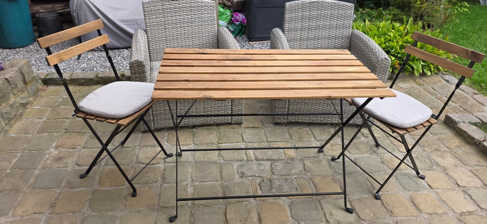 Ensemble Table, chaises (2), coussins (2) "NEUFS" à vendre., Neuf, Table à dinner, Bois, Sets de jardin