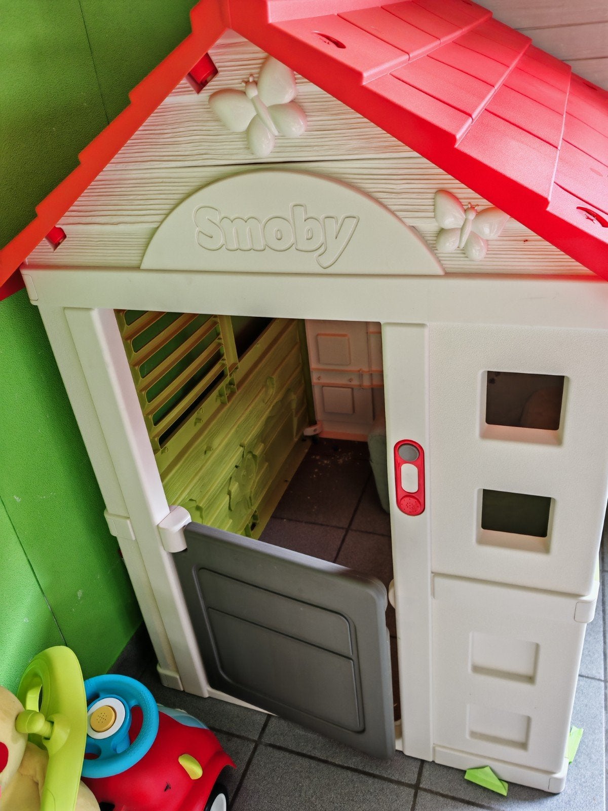 Playhouse, Enlèvement