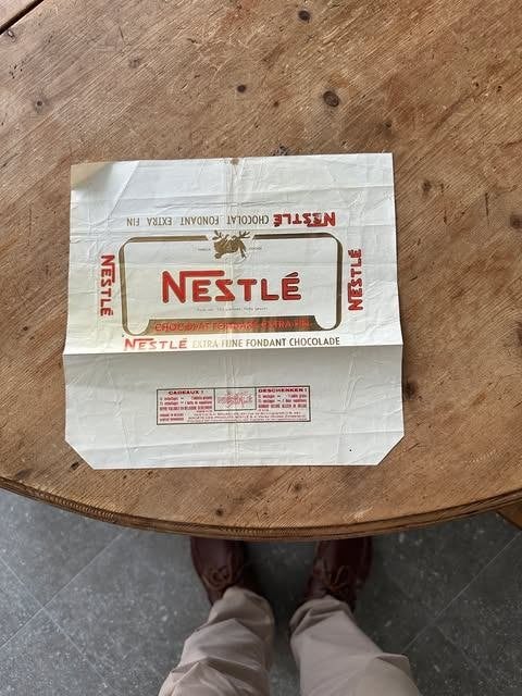 Emballage en papier chocolaté Nestlé, Collections, Emballage, Enlèvement ou Envoi, Nestlé, Info@eslr.vr