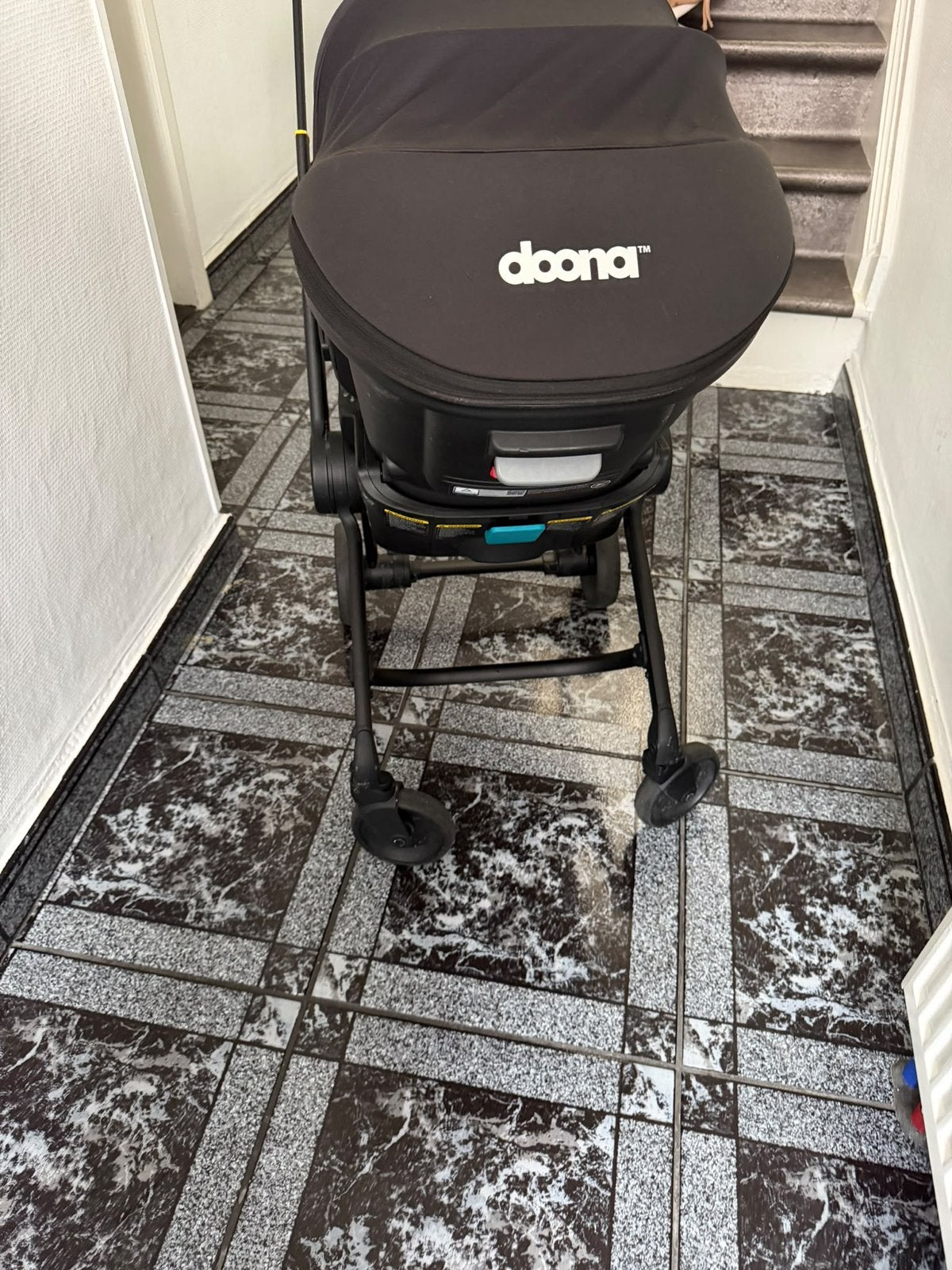 Doona X met voetzak luiertas regenhoes babyzitje, Ophalen, Zo goed als nieuw, Regenhoes