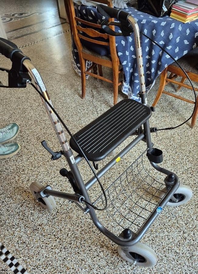 rollator+ canne, Enlèvement, Poids léger, Comme neuf