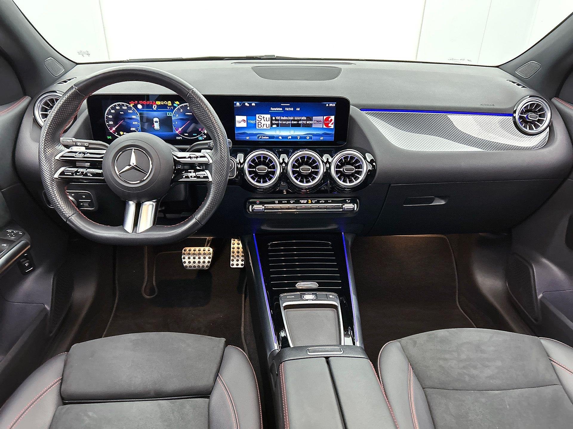 Mercedes-Benz GLA-klasse 200 AMG Line | Panoramisch Dak | Tr, Auto's, Dealer onderhouden, Stof, Zwart, 4 cilinders