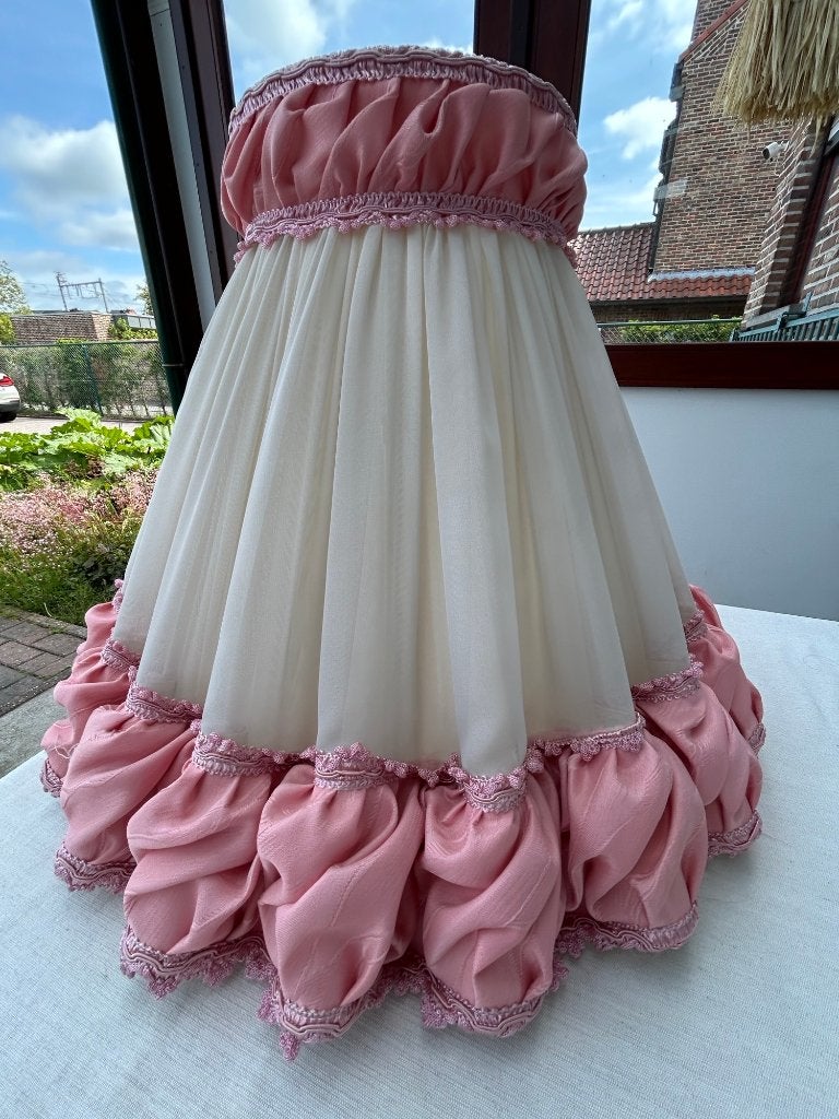Lampekap in voile met roze satijnen boord, Huis en Inrichting, Lampen | Lampenkappen, Zo goed als nieuw, Rond, Beige, Ophalen