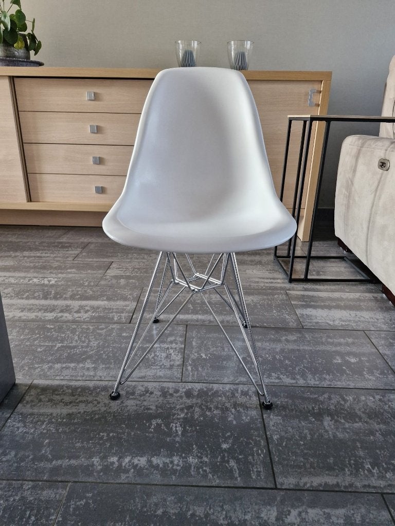 Stoelen: Moderne witte kuipstoelen met chromen onderstel, Huis en Inrichting, Ophalen, Kunststof, Wit, Zo goed als nieuw