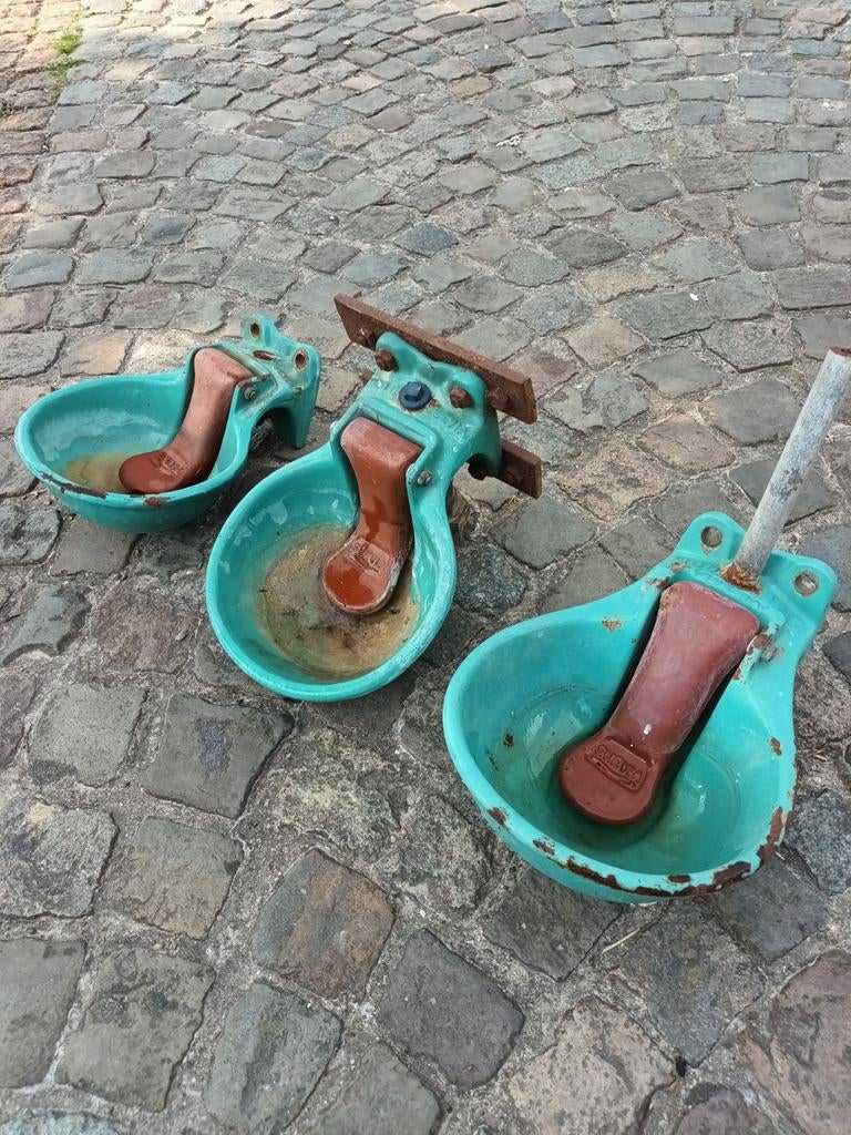 3 gietijzeren drinkbakken