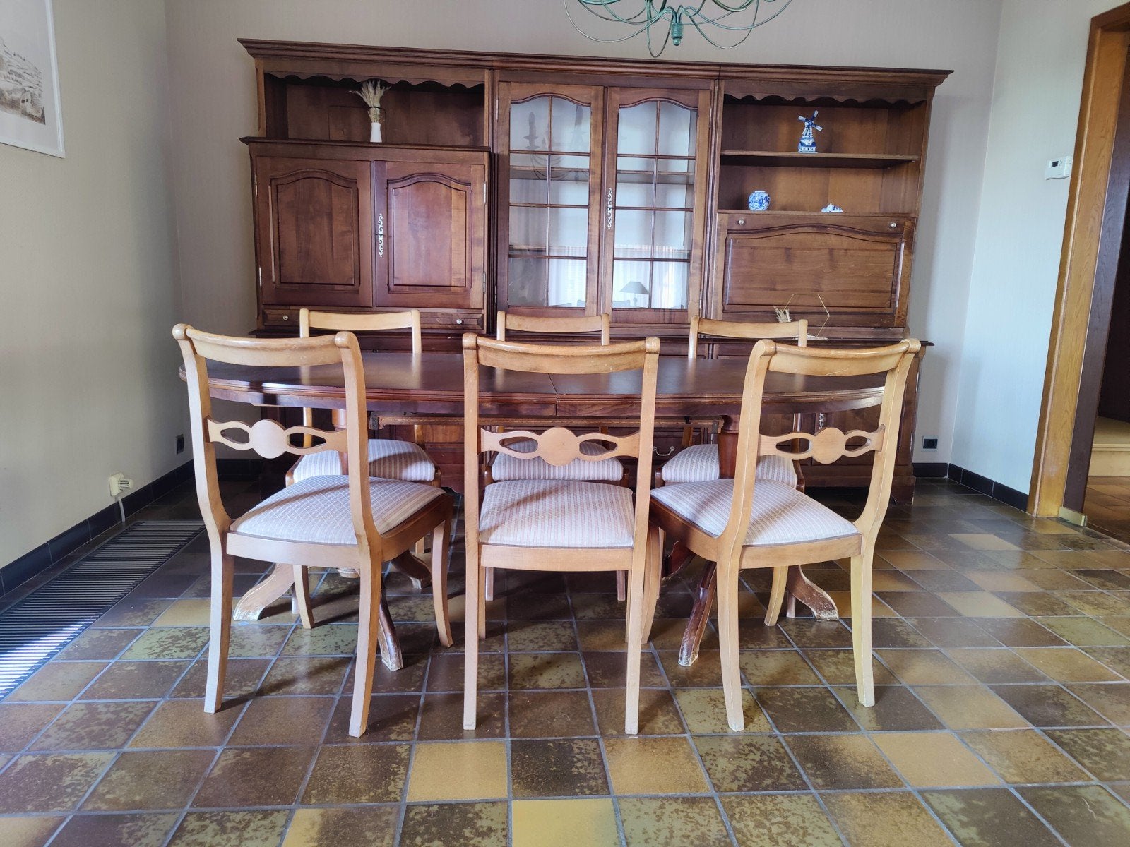 Eetplaats Kerselaar: kast, uitschuifbare tafel en stoelen, Antiek en Kunst, Ophalen