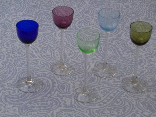 Vijf Mooie Gekleurde Glaasjes op Voet o.a. Uranium Glas ., Antiek en Kunst, Ophalen of Verzenden