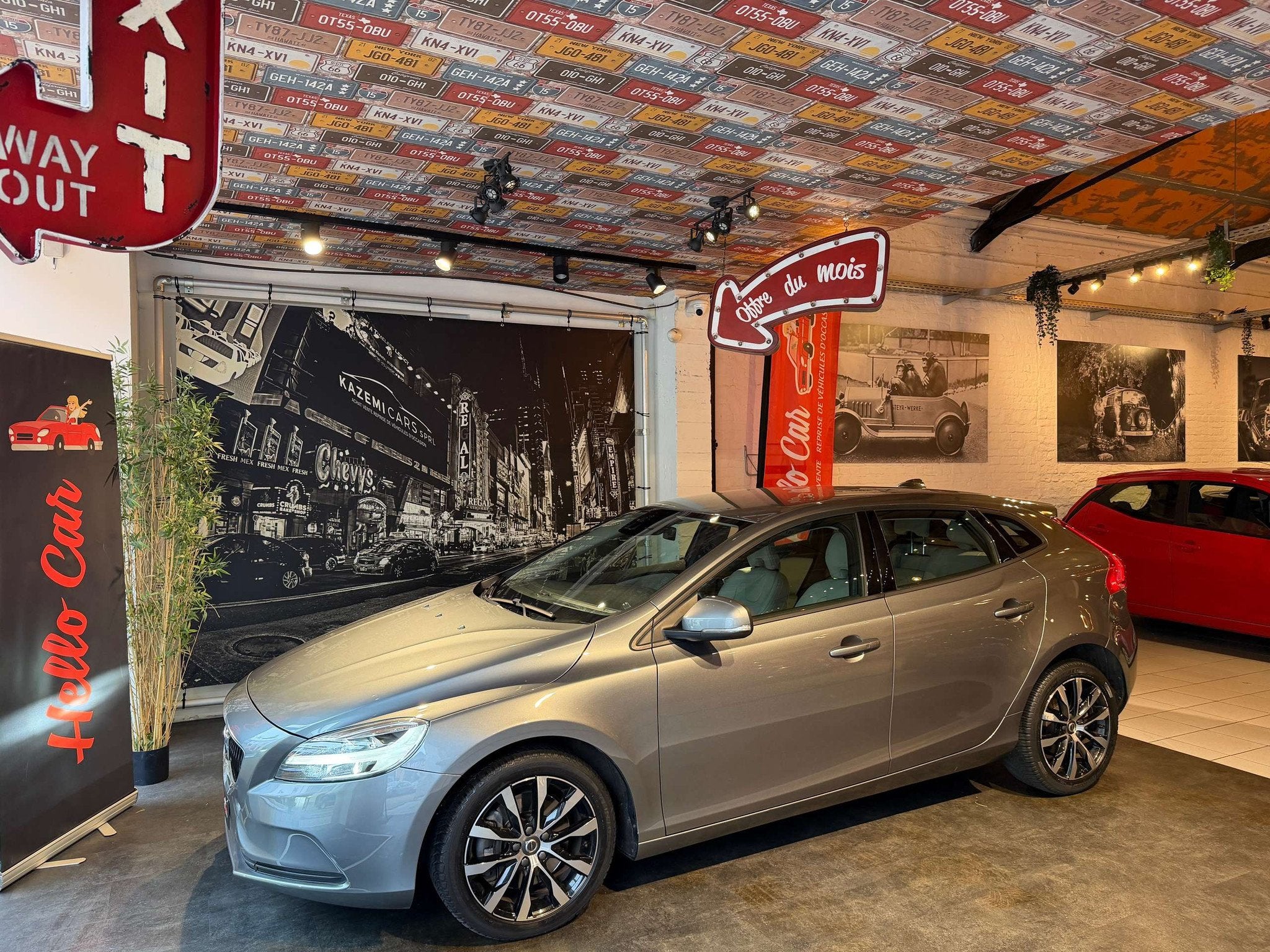 Volvo V40 V40 1.5 * BOITE AUTO * CUIRS * CARNET FULL * GARAN, Autos, Argent ou Gris, Entreprise, Volant multifonction, 5 portes