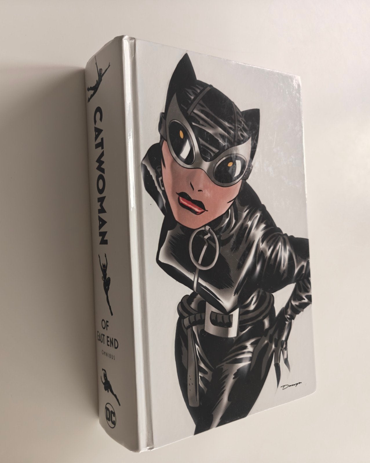 Catwoman of East End Omnibus, Ophalen