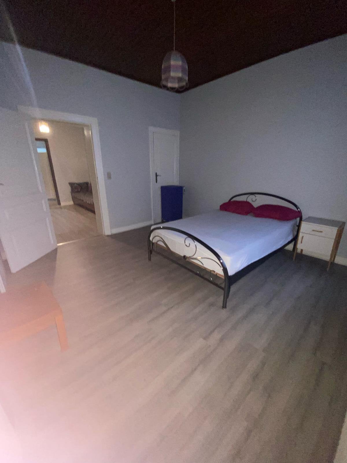 Apparemment 1 chambre meublé