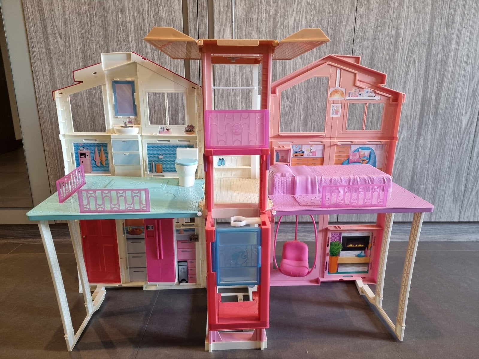 Barbiehuis + barbiecamper + barbiepoppen + toebehoren, Kinderen en Baby's, Speelgoed | Poppenhuizen, Ophalen