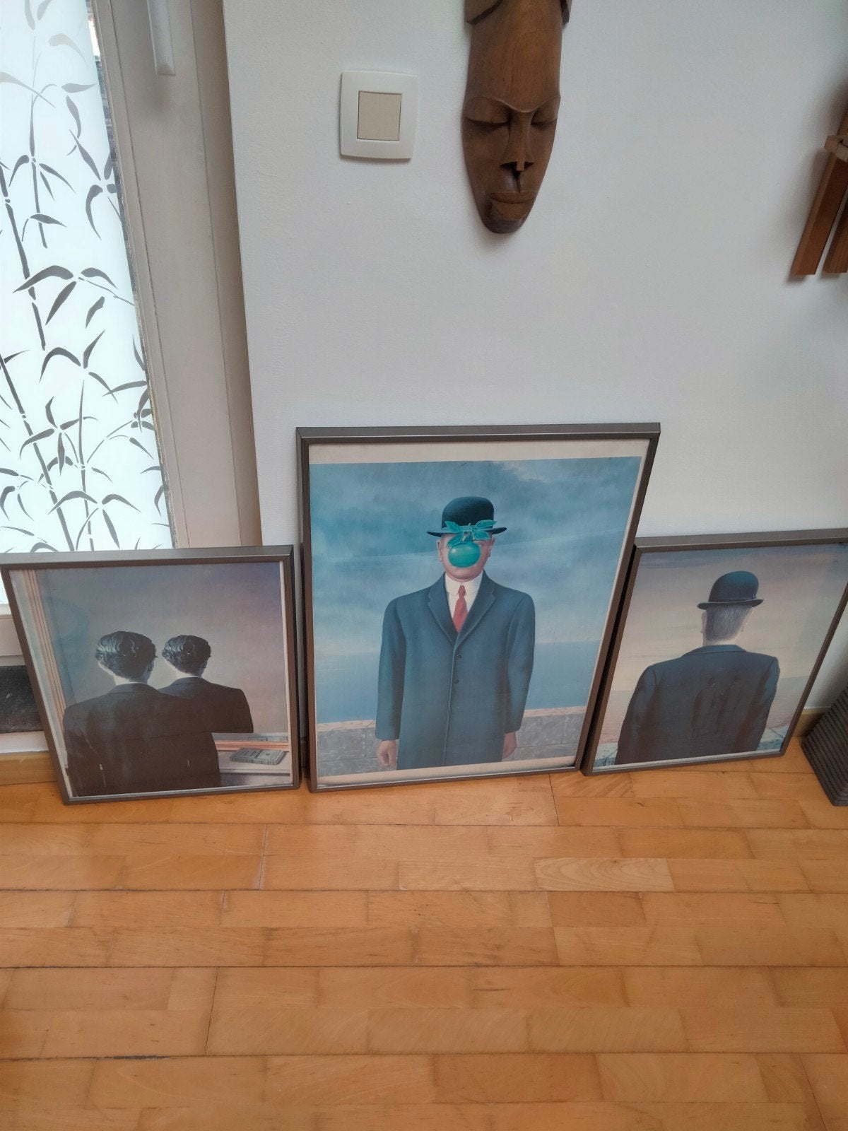 3 reproducties van Renée Magritte in metalen kader., Ophalen