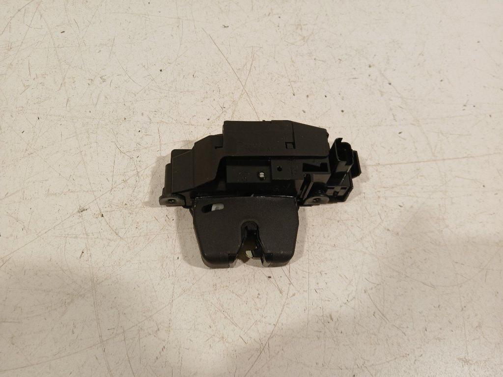 Slot mechaniek kofferdeksel achterklep elektrisch Opel Corsa, Onderdelen@venauto.nl, Van der Ven Autorecycling B.V., Ettenseweg 76, 4706 PB Roosendaal, The Netherlands