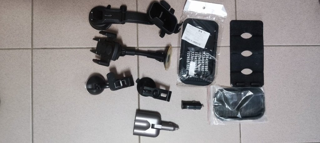 lot 4 supports gsm, 3 tapis silicon, 3 adap USB et 1 12 volt, Enlèvement ou Envoi, Comme neuf, Voiture