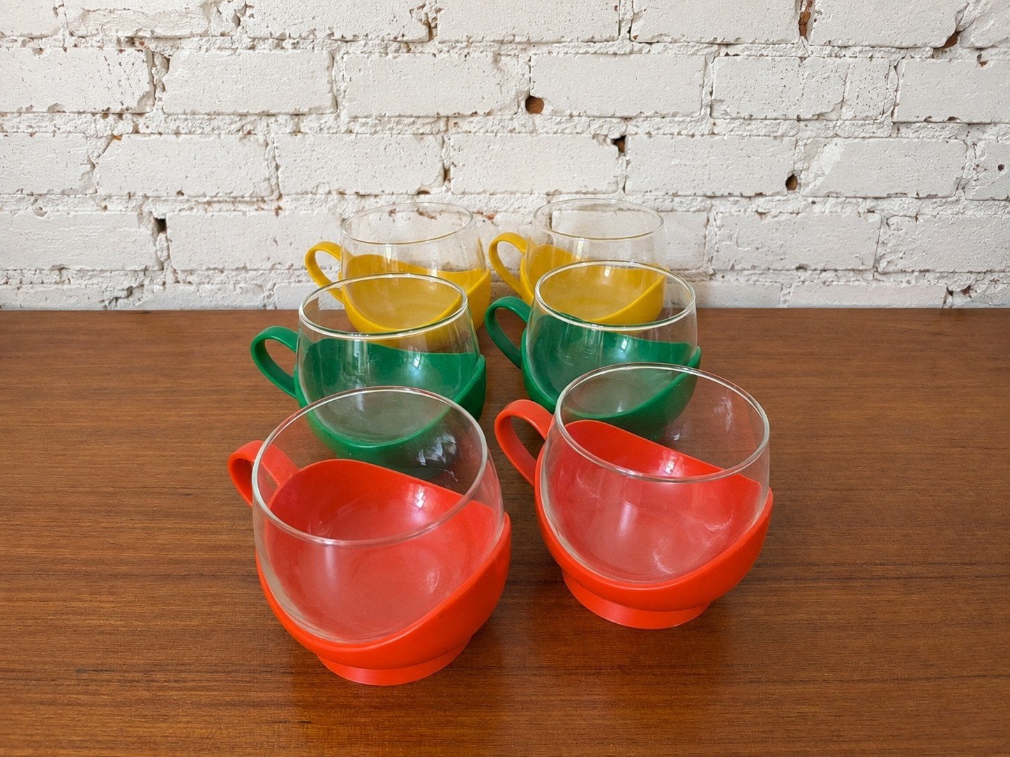 6 tasses vintage en verre – supports colorés – années 60/70, Enlèvement ou Envoi