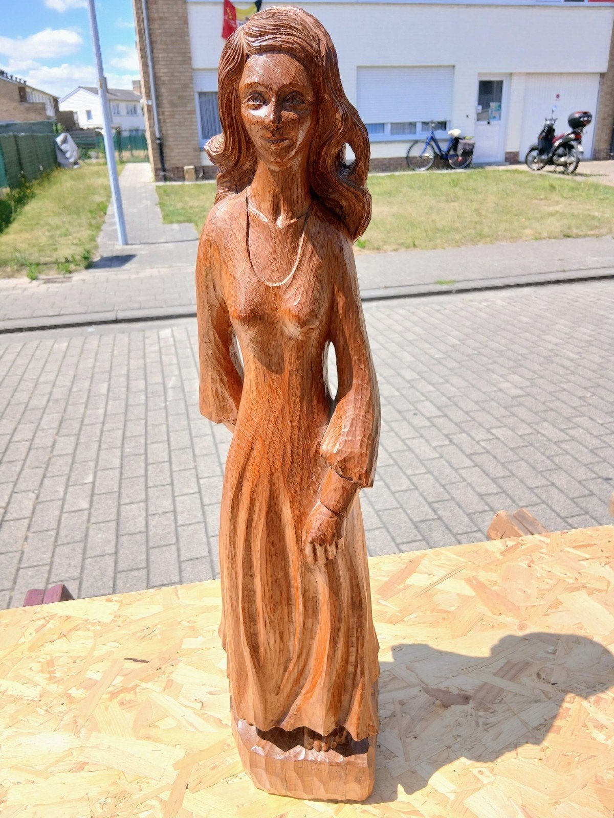 Houten beeld dame, Ophalen