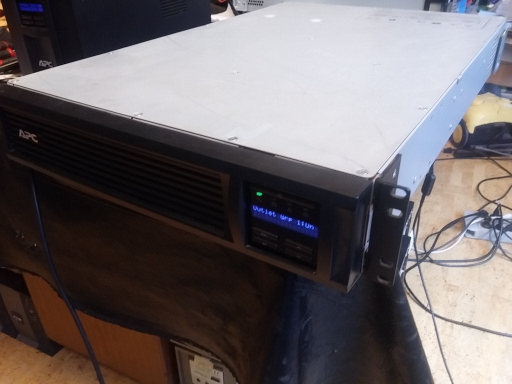 UPS APC SMT2200/1980W 2U- new batteries - tested, Informatique & Logiciels, Alimentations de secours (UPS), Enlèvement ou Envoi
