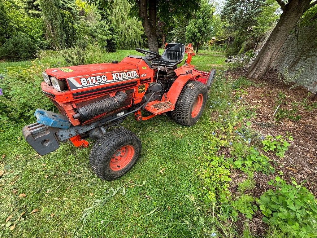 Kubota B1750 HST met beker van 1m30, Gebruikt, 2500 tot 5000, Tot 80 Pk, Ophalen