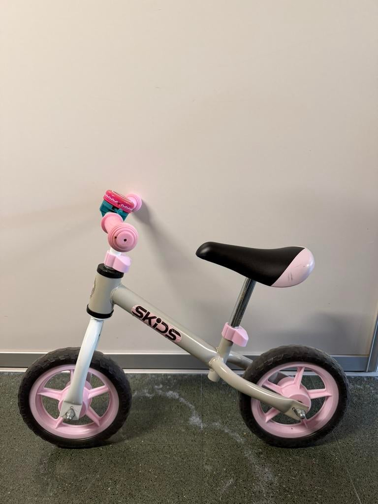 Skid Loopfiets - Grijs/Roze - In goede staat!, Ophalen, Zo goed als nieuw, Loopfiets