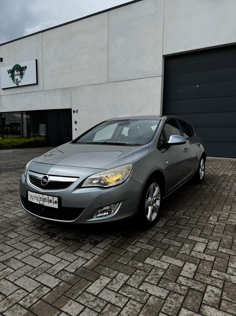 Opel Astra Automatic APPROUVÉE POUR LA VENTE, Autos, Achat, 1590 cm³, Carnet d'entretien, Noir