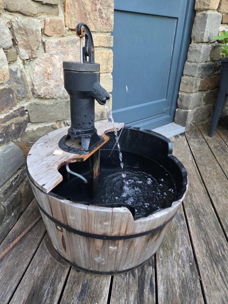 Fontaine Jardin Artisanale – Pompe Noire & Demi-Tonneau Bois, Tuin en Terras, Waterpompen, Ophalen, Zo goed als nieuw, Elektrisch