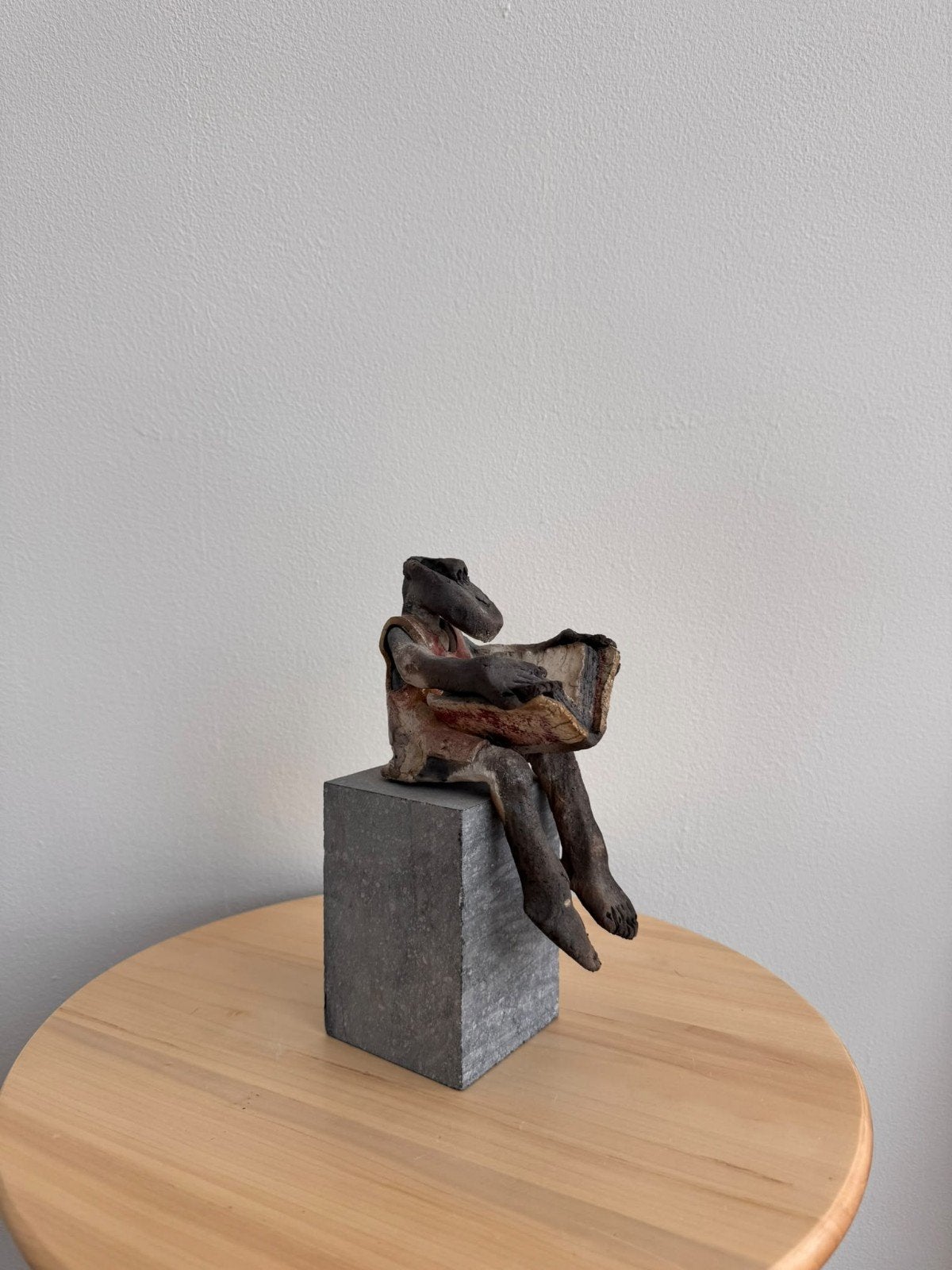 statue en céramique « le lecteur » sur un socle en pierre, Enlèvement, Comme neuf, Humain
