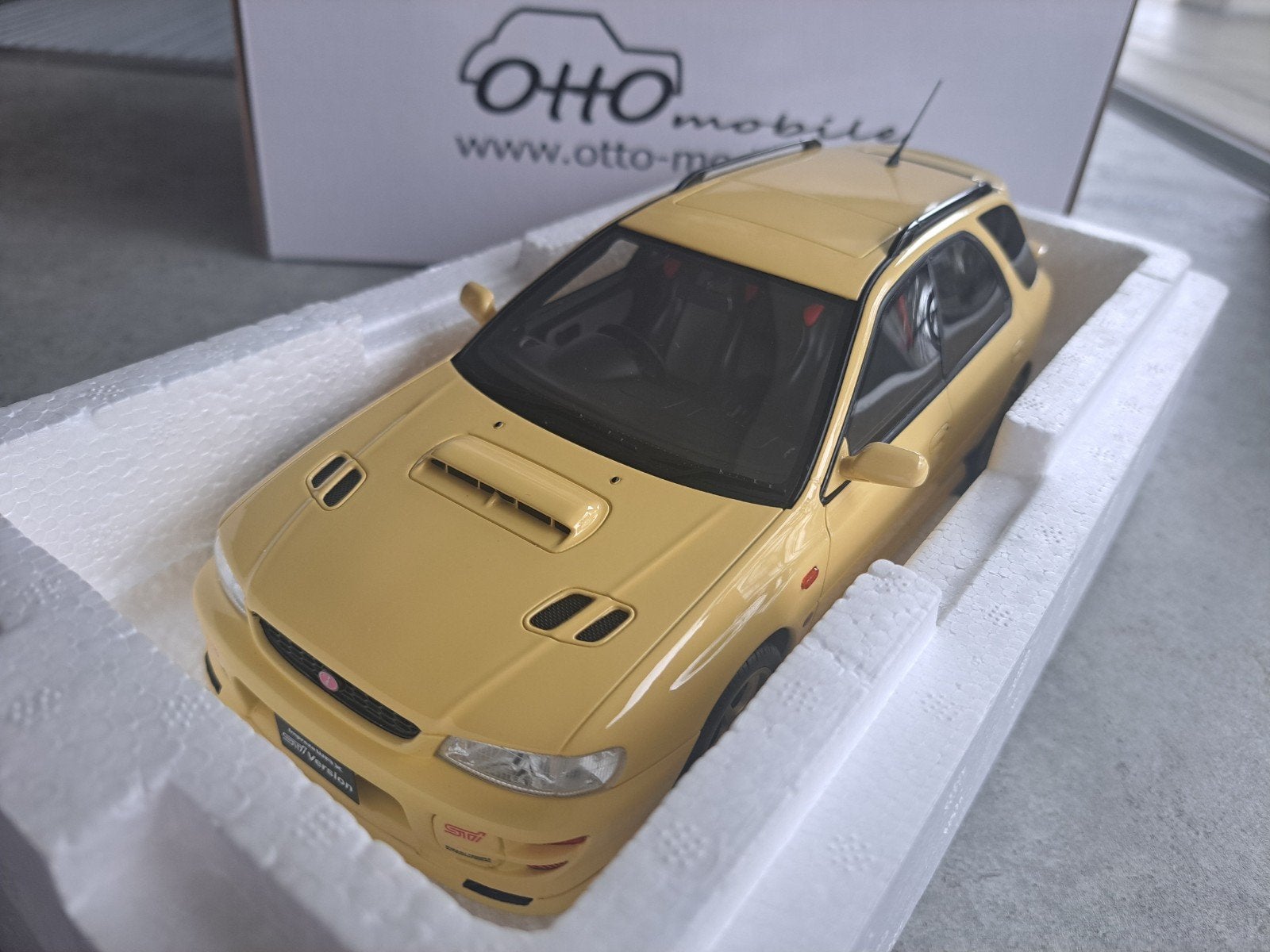 Subaru Impreza WRX Geel 1/18 OTTO Nieuw OT1198, Hobby en Vrije tijd, Modelauto's | 1:18, Nieuw, Auto, OttOMobile, Ophalen of Verzenden