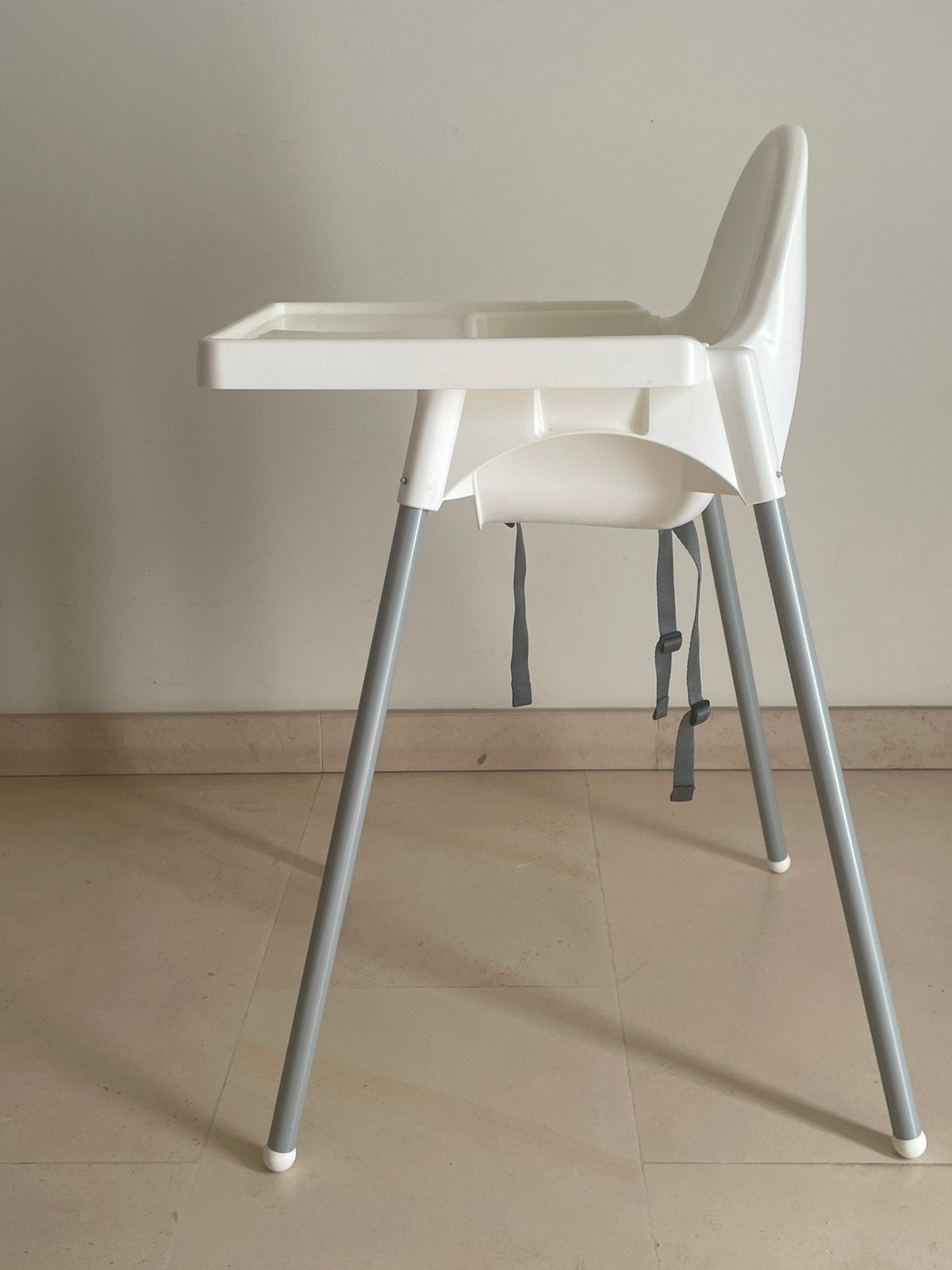 Ikea eetstoel ANTILOP Hoge kinderstoel met blad, wit/wit, Kinderen en Baby's, Ophalen, Zo goed als nieuw, Gordel(s)